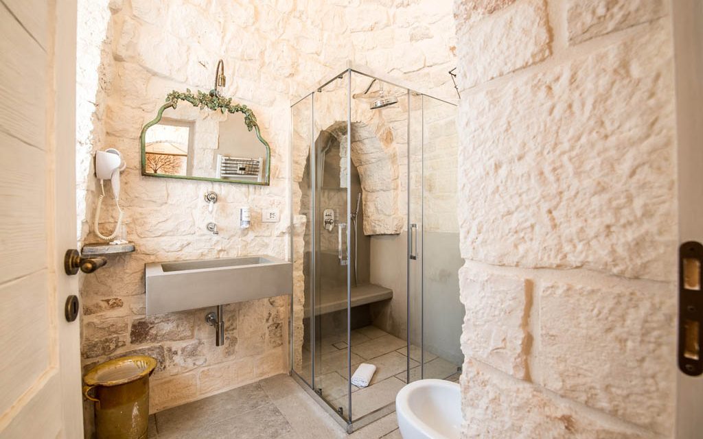 Salle de bain avec douche