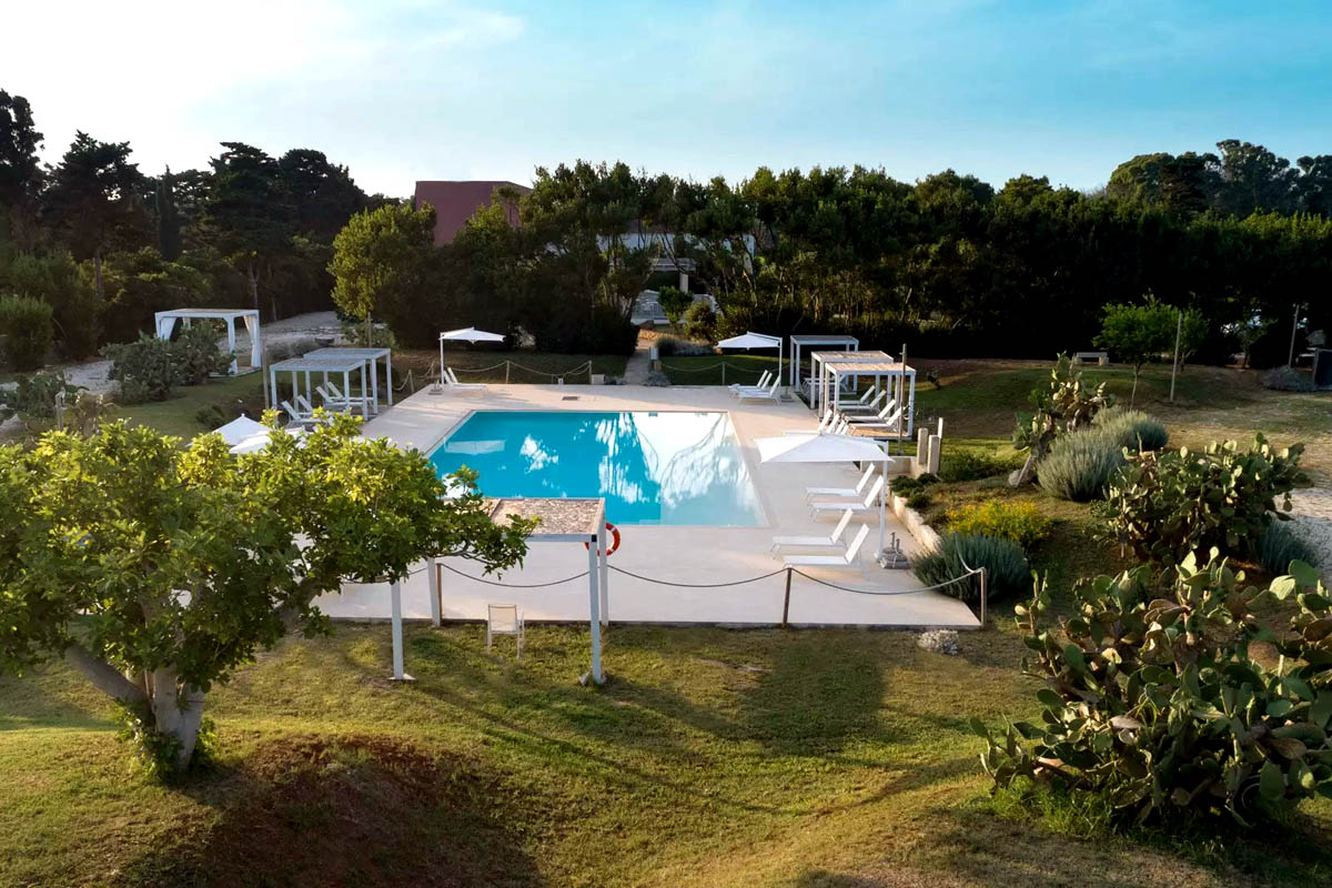 Piscine entourée de jardin