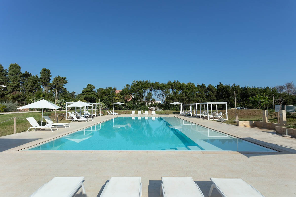 Piscine avec parasols and transats