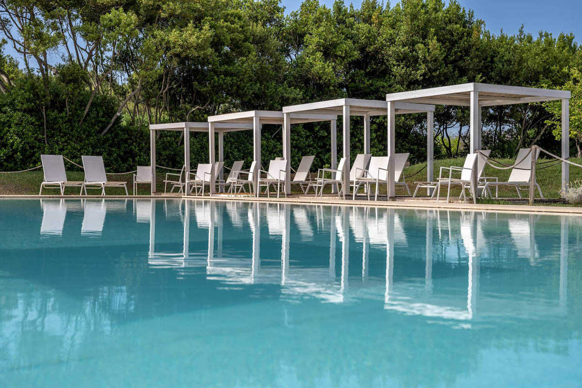 Piscine avec solarium,transats et gazebo