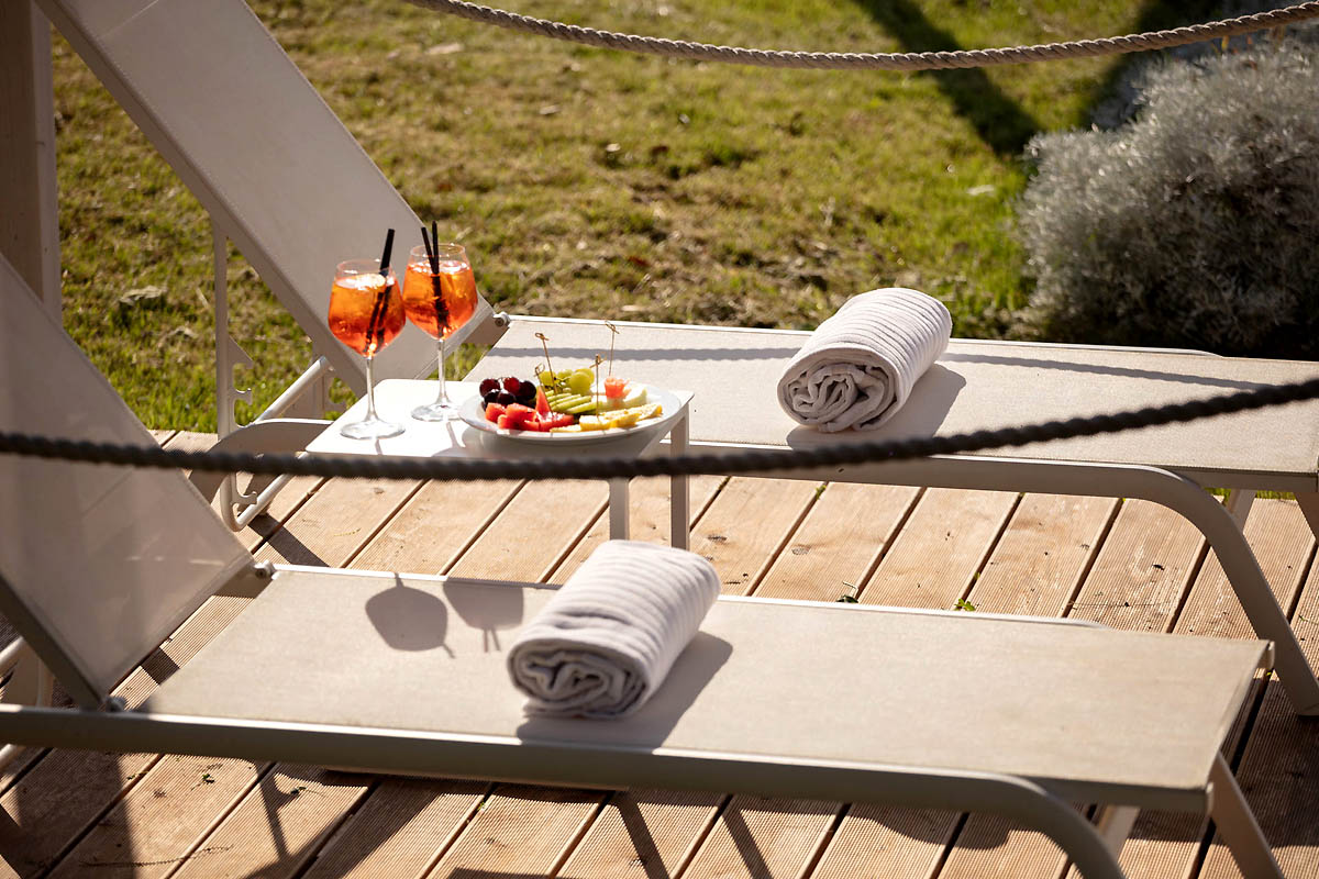 Apéritif au bord de la piscine