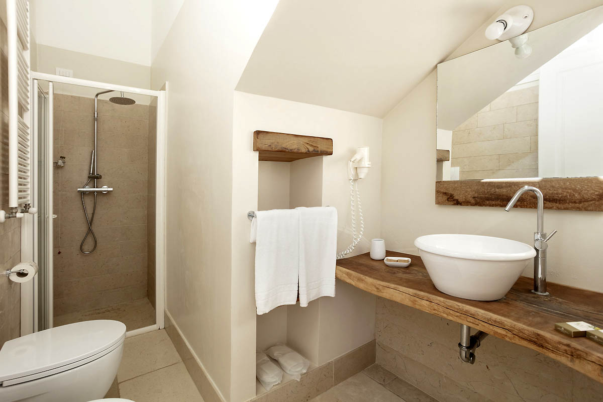 Salle de bain avec douche et sèche-cheveux.