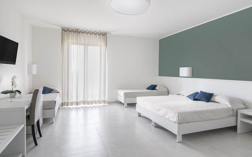 Chambre triple avec TV