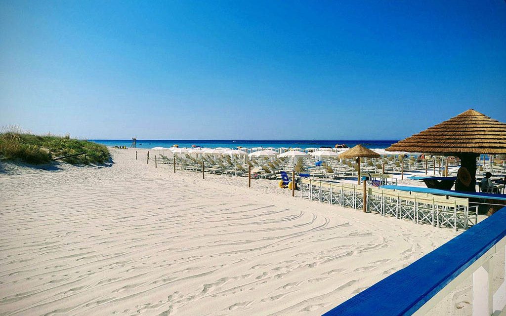 Plage avec lido aménagé